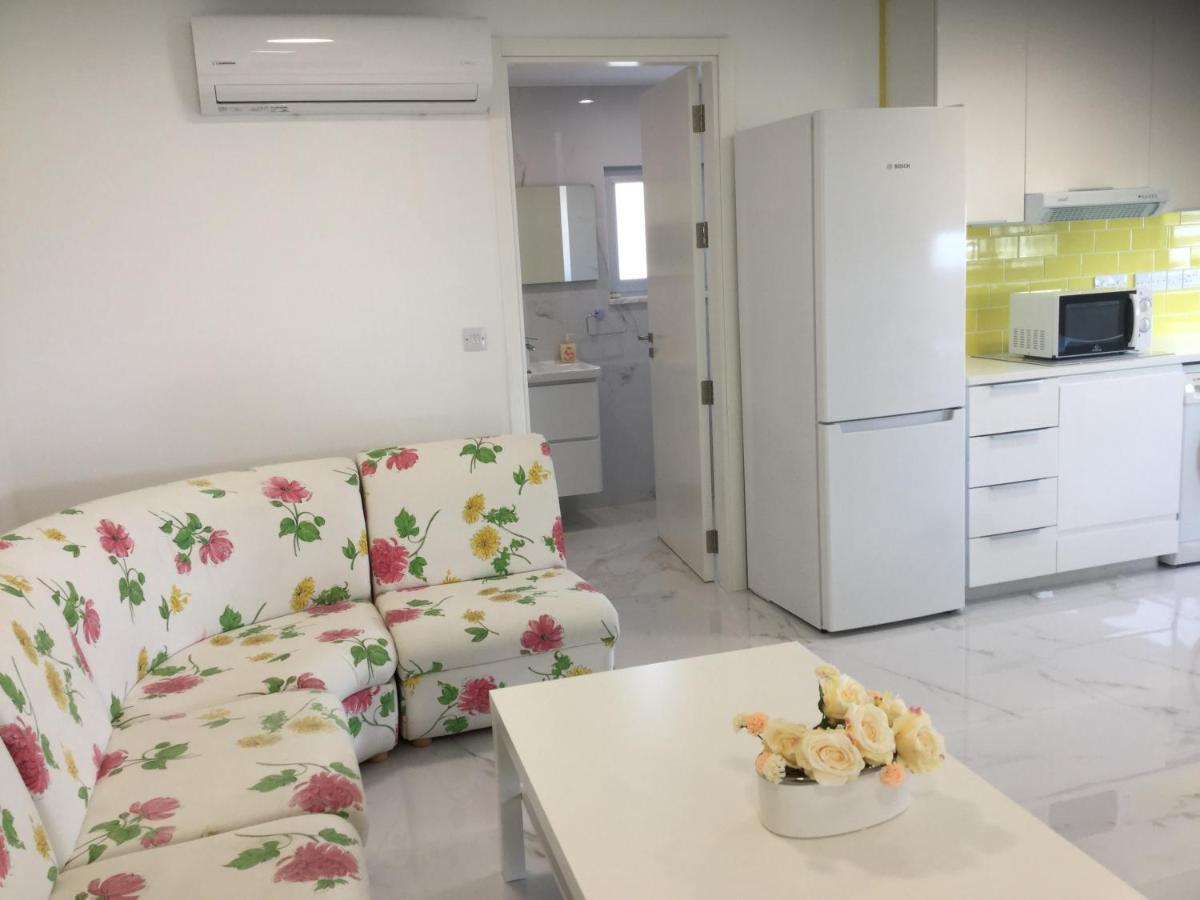 Yellow Studio Brand New Лимасол Экстерьер фото